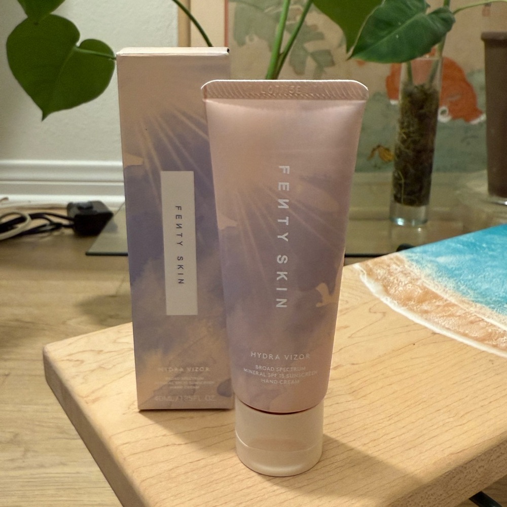 Fenty Skin Hydra Vizor Broad Spectrum Mineral SPF15 Sunscreen Hand Cream